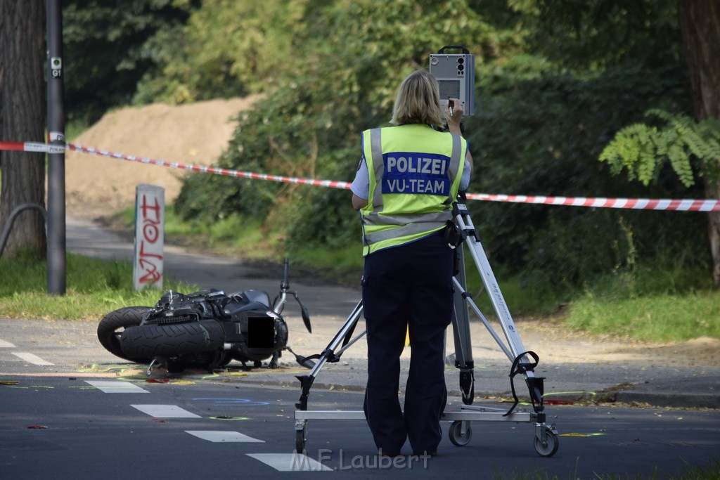 Schwerer Krad PKW Unfall Koeln Muelheim Am Springborn Cottbuserstr P114.JPG - Miklos Laubert